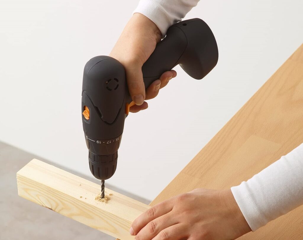 ikeaの電動ドライバーで穴あけする手順