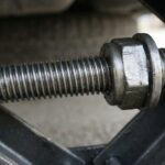 ねじ式ジャッキの原理とは？構造や仕組みをわかりやすく解説