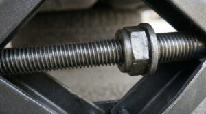 ねじ式ジャッキの原理とは？構造や仕組みをわかりやすく解説