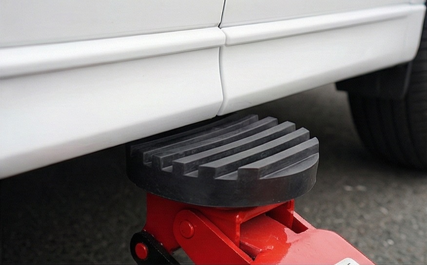 ジャッキアップポイントを傷つけないゴムの選び方