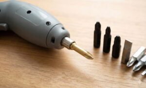 ダイソー100均電動ドライバーの実力検証！売り場や改造も解説