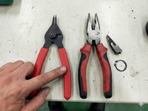 Cリングプライヤーはアストロ!代用リスクと使い方徹底解説