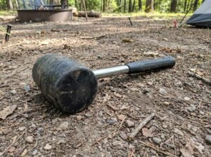100均ハンマーでキャンプは可能？代用のリスクと最強の活用術