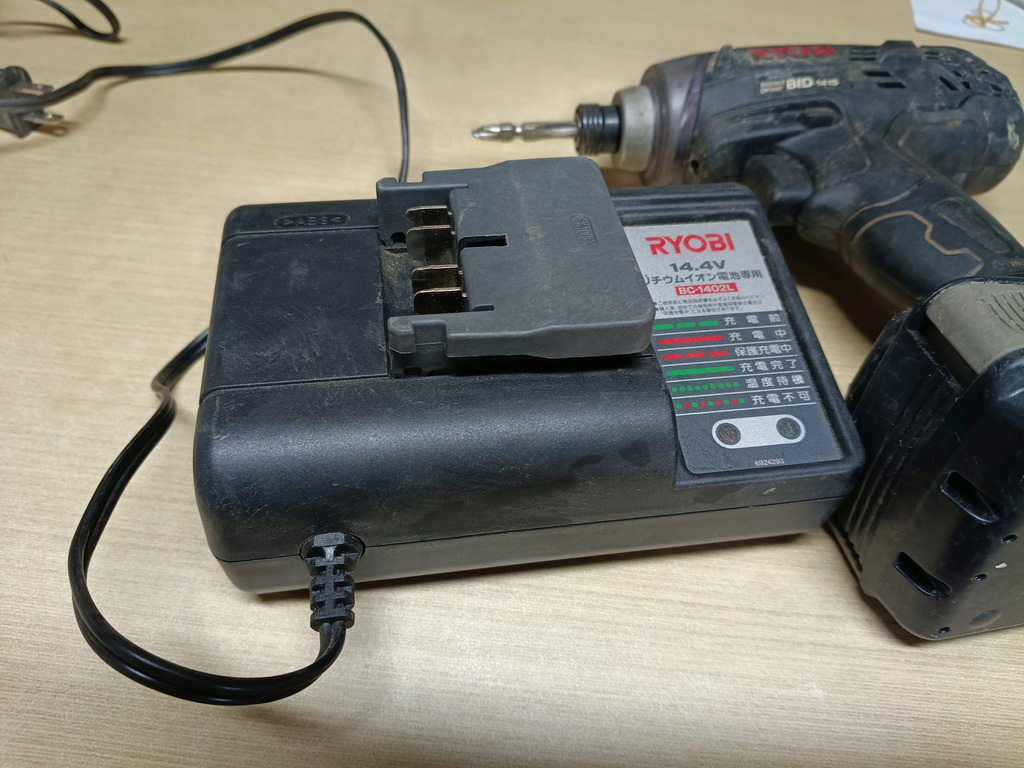 リョービ14.4Vバッテリー用充電器と充電式インパクトドライバーBID-1415