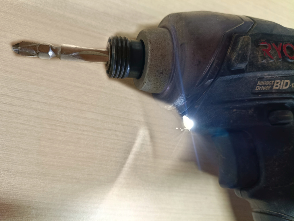 リョービのインパクトドライバー先端に取り付けたビットと点灯中のLEDライト
